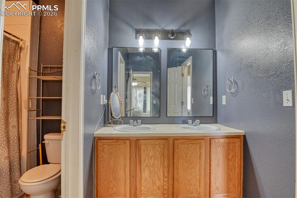 Image 21 of 27: Bathroom