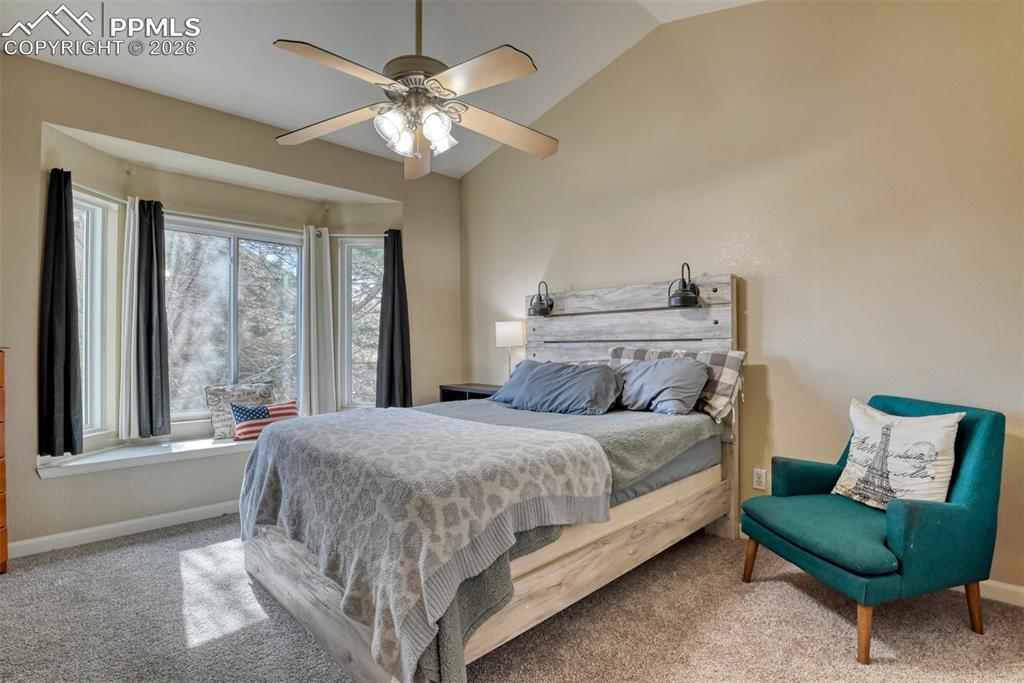 Image 23 of 27: Bedroom