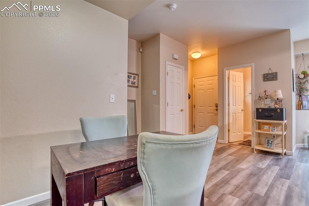 Image 25 of 27: Office