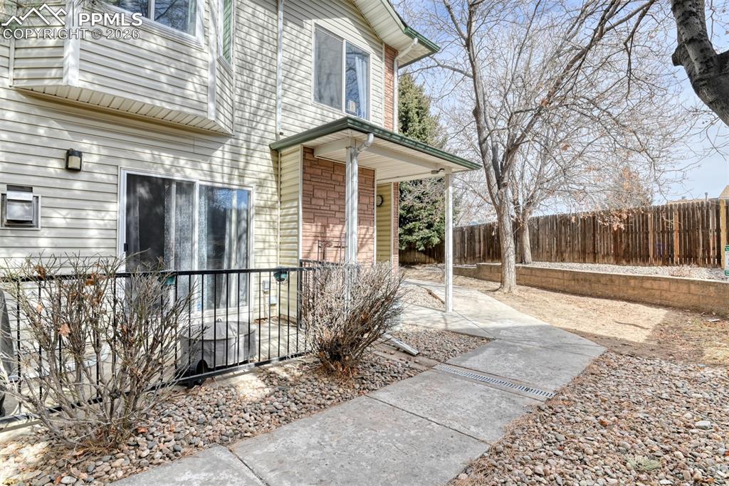 Image 3 of 27: Entry