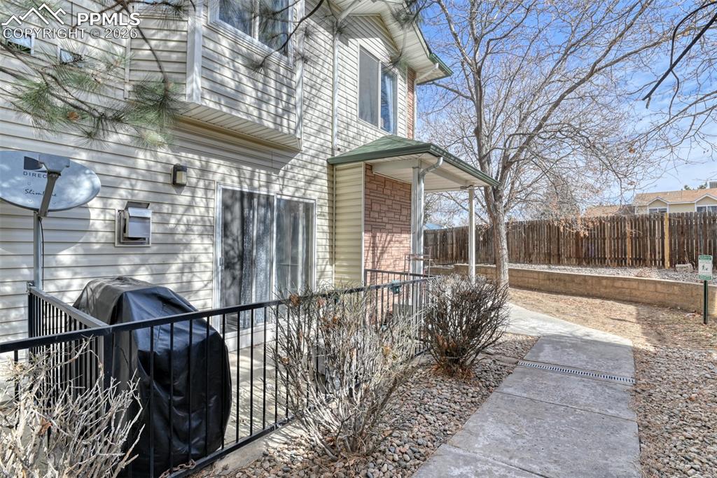 Image 4 of 27: Entry