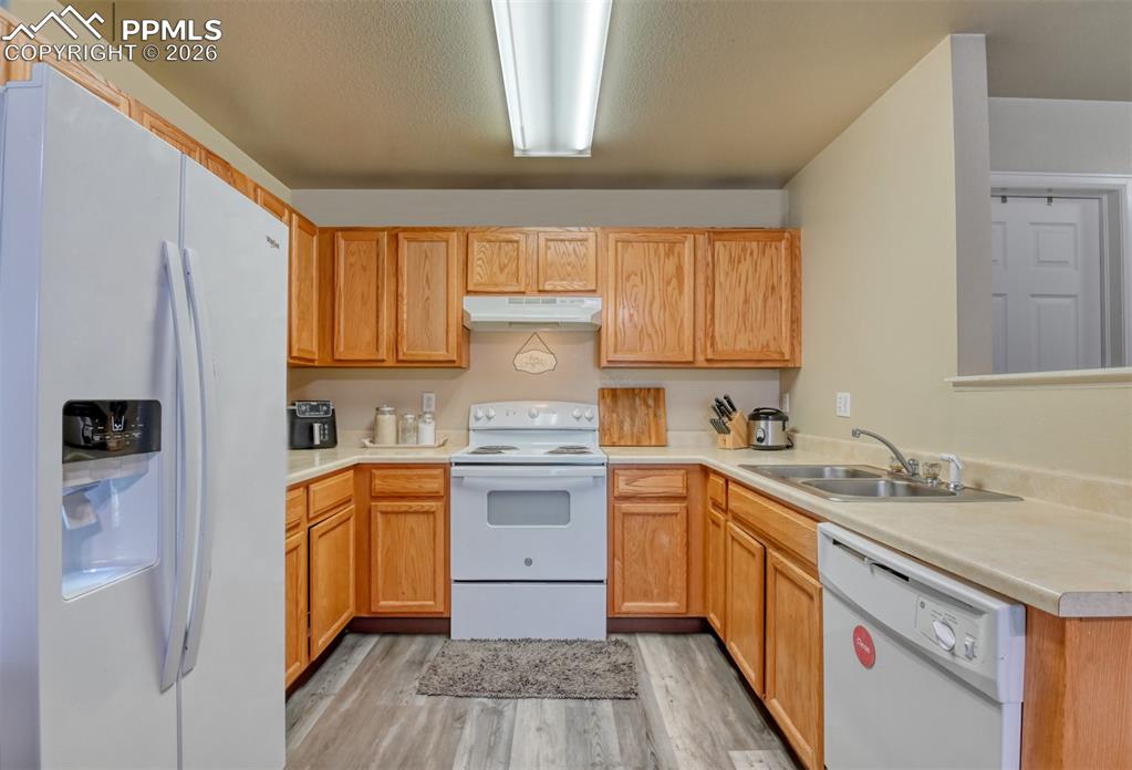 Image 9 of 27: Kitchen