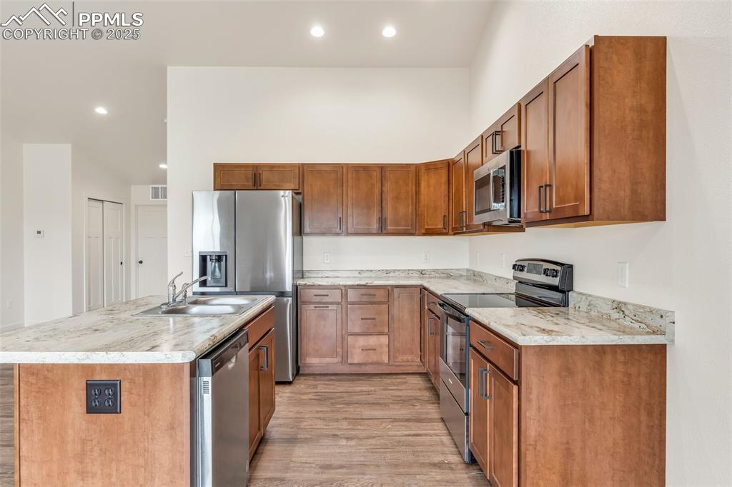 Image 15 of 30: Kitchen