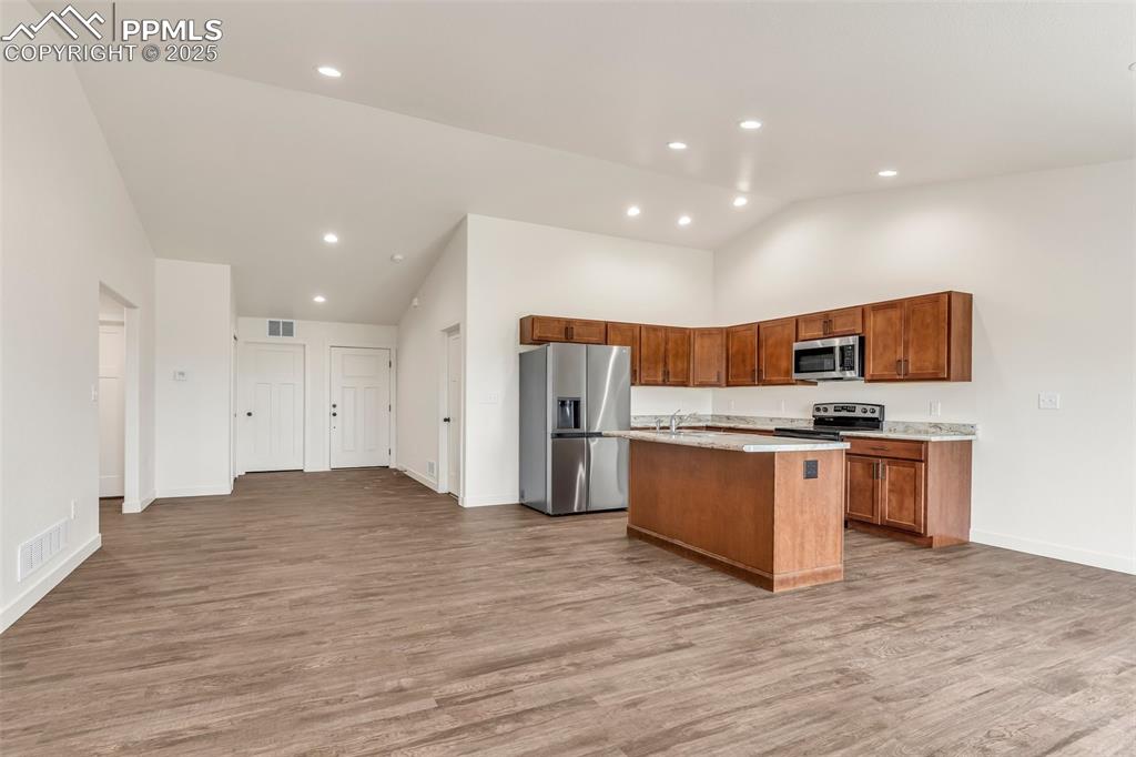 Image 16 of 30: Kitchen