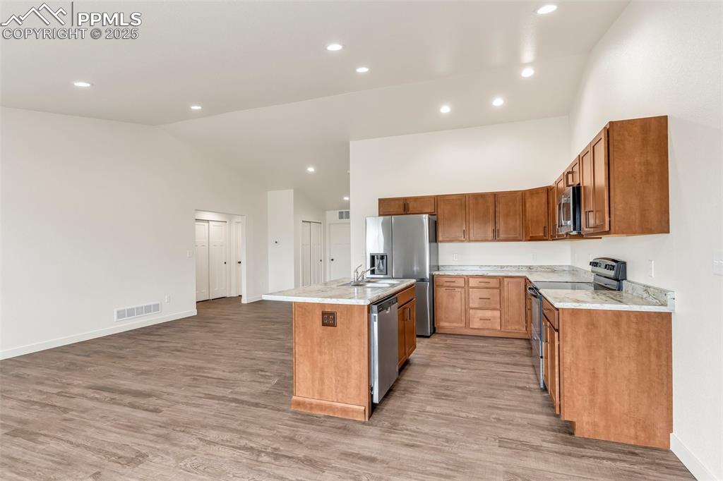 Image 17 of 30: Kitchen