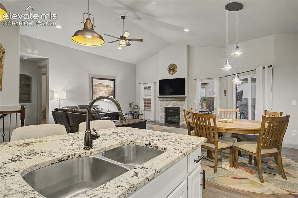 Image 14 of 49: Kitchen