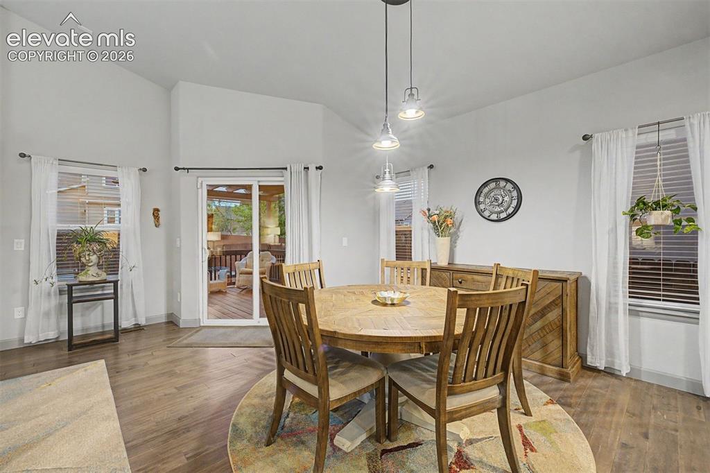 Image 16 of 49: Dining Area
