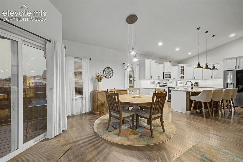 Image 17 of 49: Dining Area