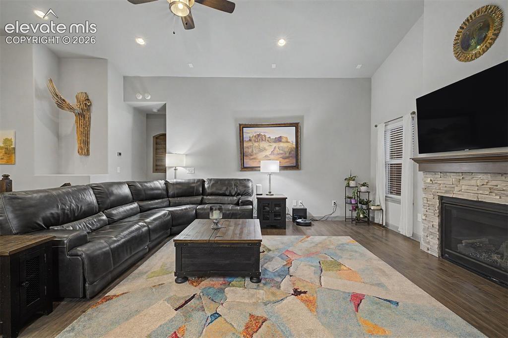 Image 18 of 49: Living Room