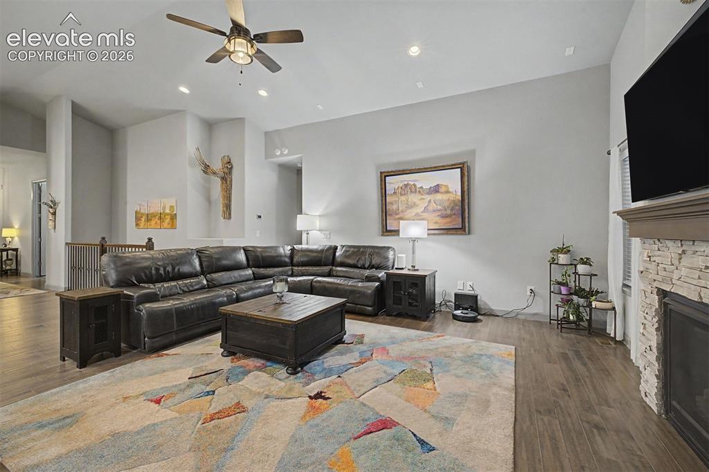 Image 19 of 49: Living Room