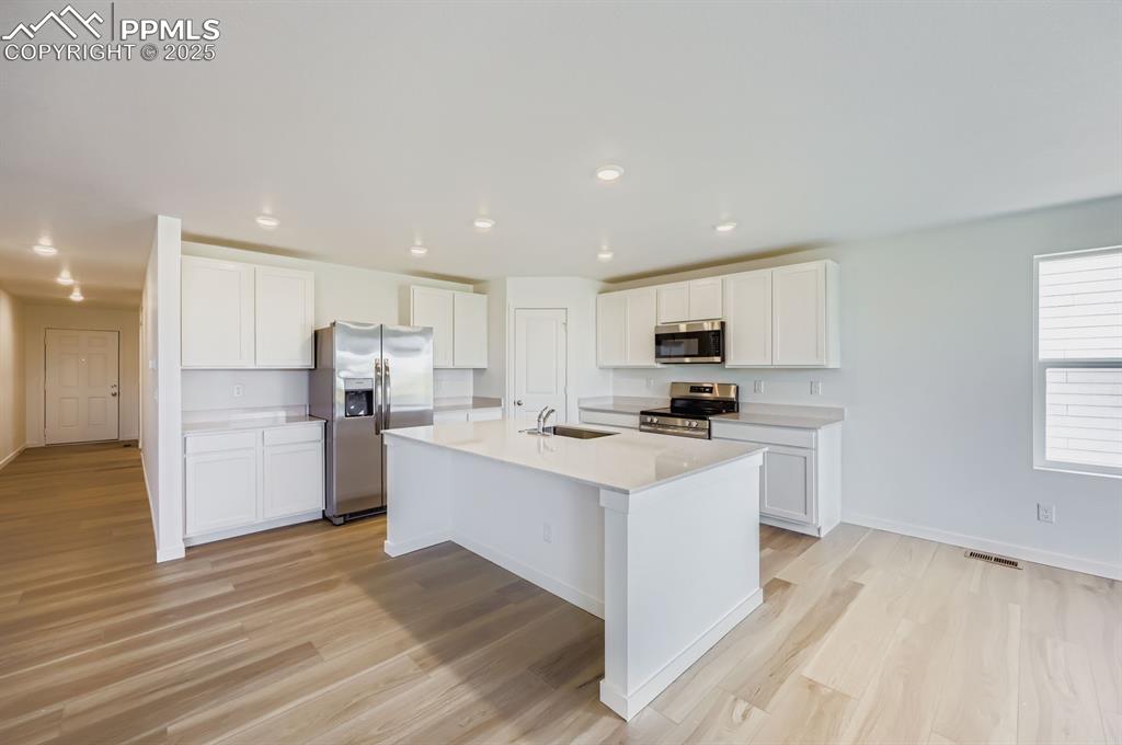 Image 4 of 12: Kitchen