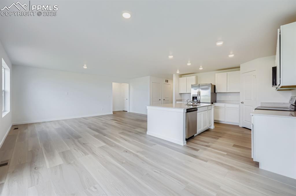 Image 5 of 12: Kitchen