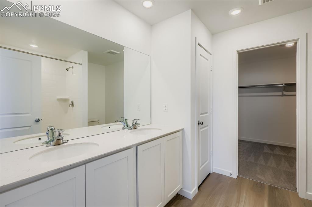 Image 6 of 12: Bathroom