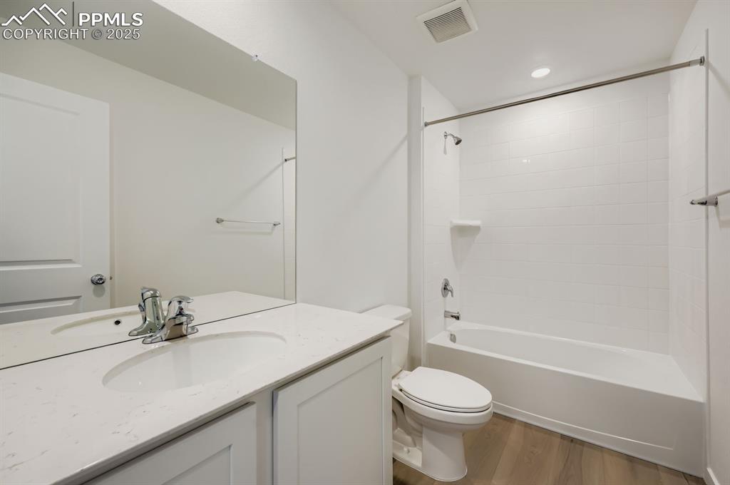 Image 9 of 12: Bathroom