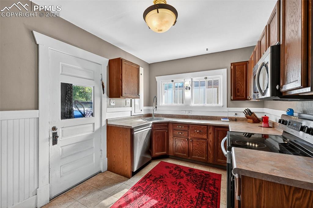 Image 18 of 28: Bright kitchen with plenty of counter space!
