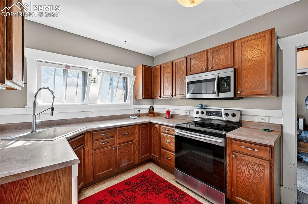 Image 20 of 28: Kitchen