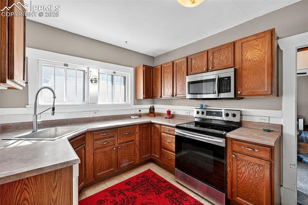 Image 21 of 28: Kitchen