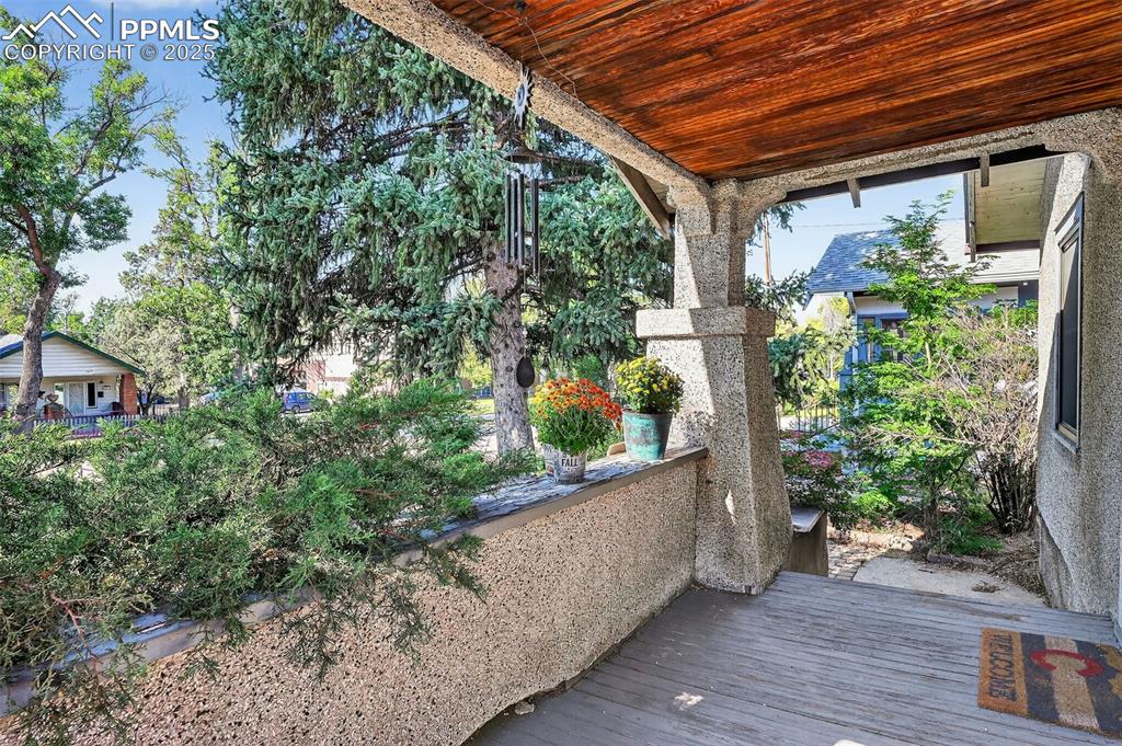 Image 5 of 28: Bushes provide privacy.