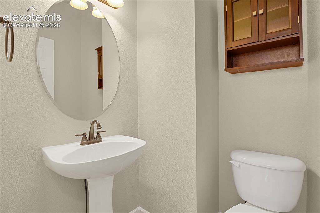 Image 17 of 50: Bathroom