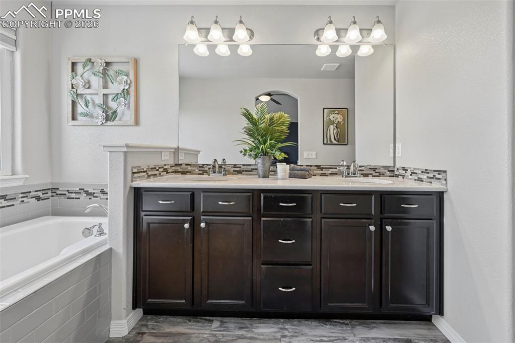 Image 27 of 47: Bathroom