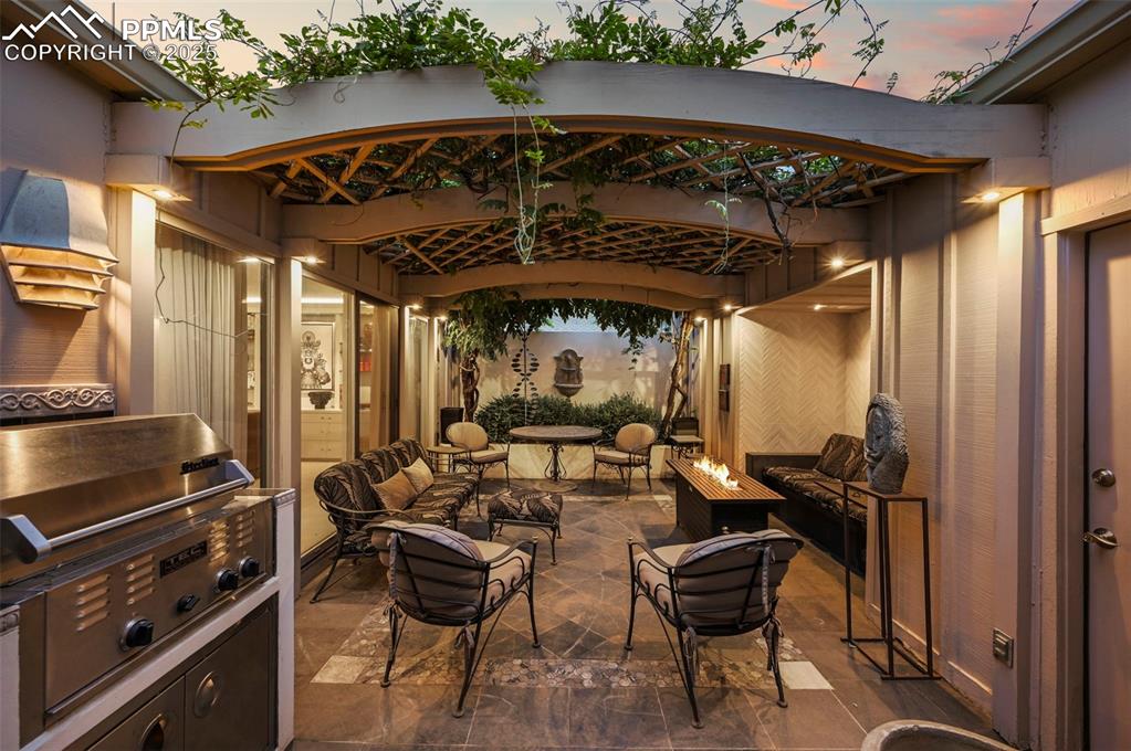 Image 17 of 50: Patio