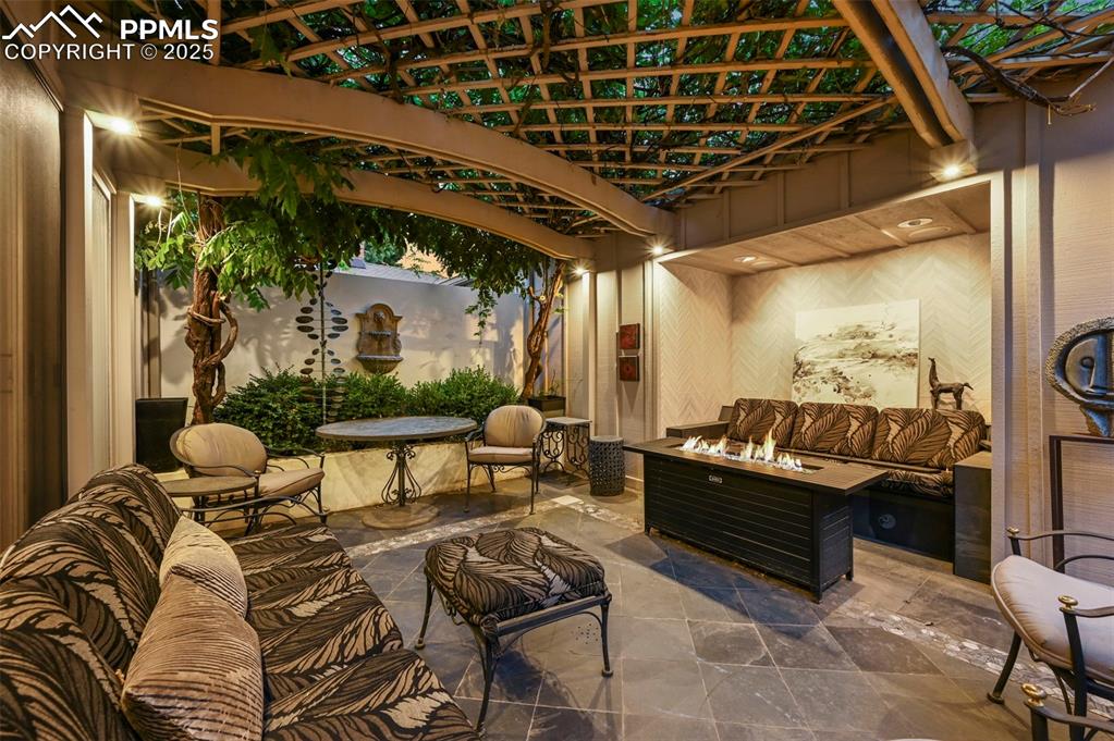 Image 18 of 50: Lobby