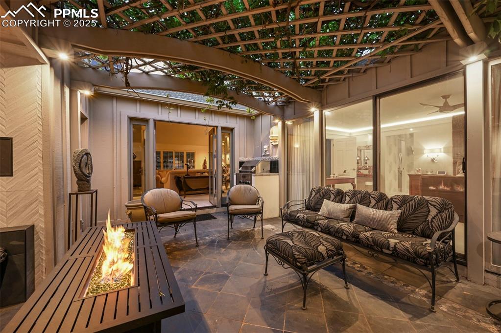 Image 19 of 50: Lobby