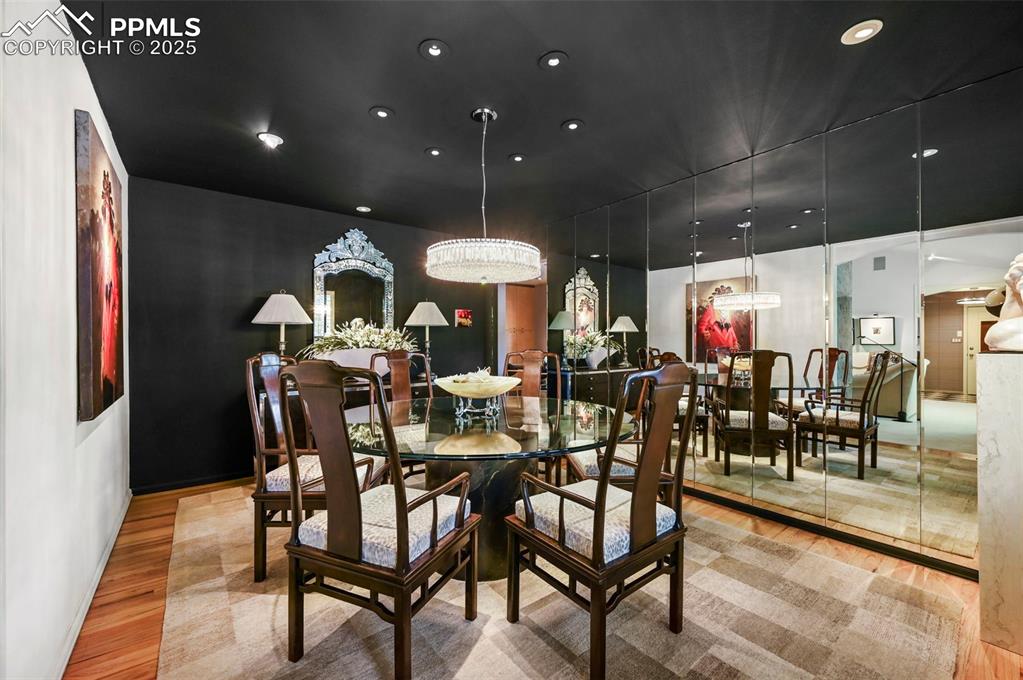 Image 20 of 50: Dining Area