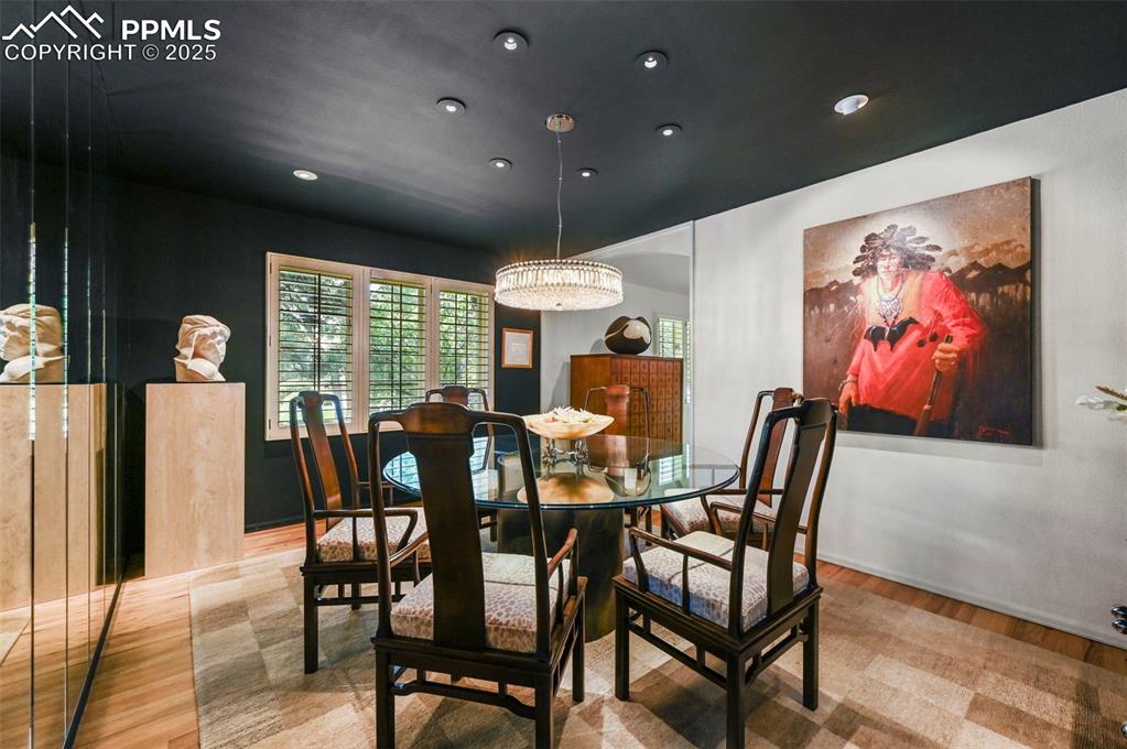 Image 21 of 50: Dining Area