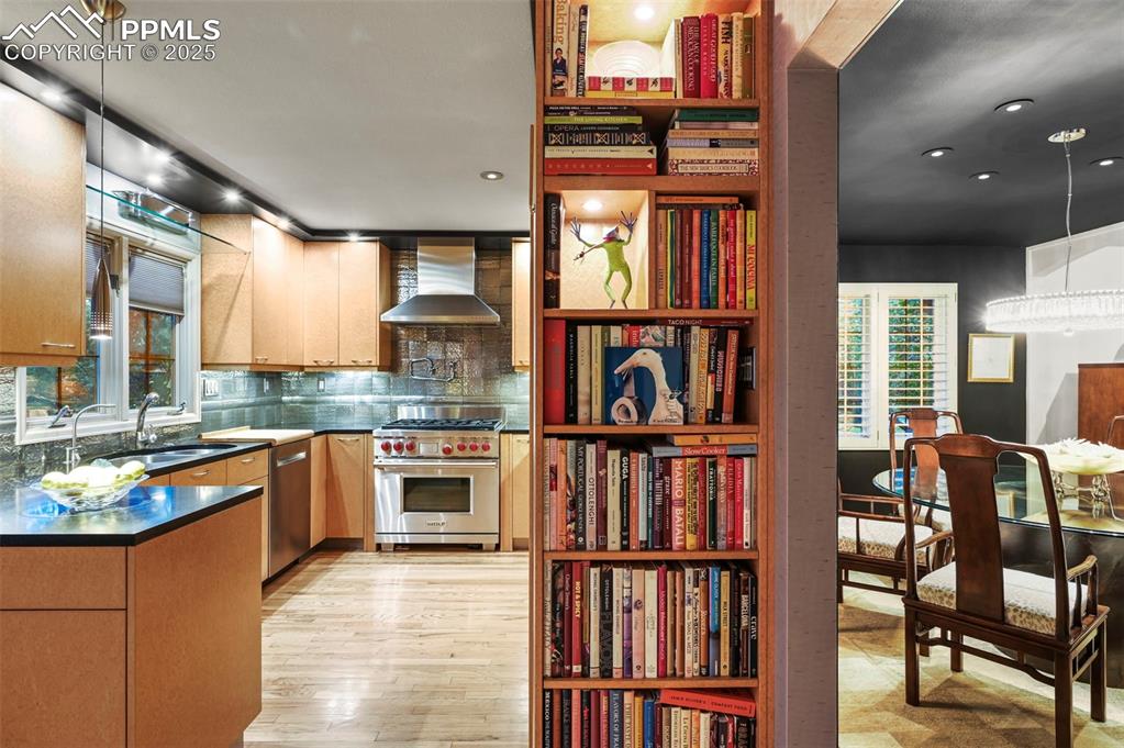 Image 22 of 50: Kitchen