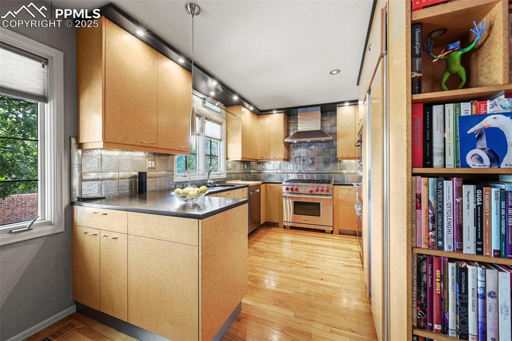 Image 24 of 50: Kitchen