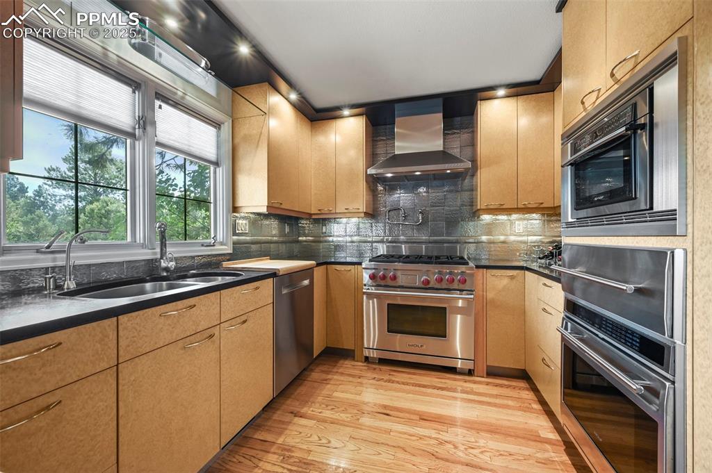 Image 25 of 50: Kitchen