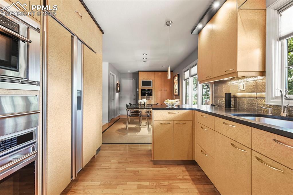 Image 27 of 50: Kitchen