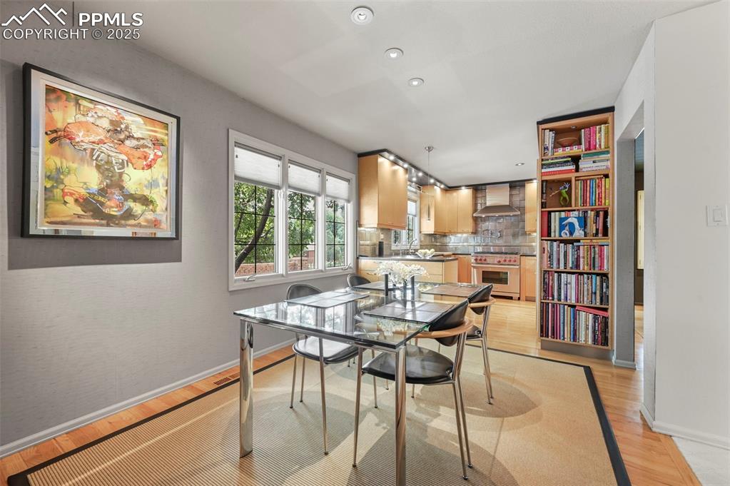 Image 28 of 50: Dining Area