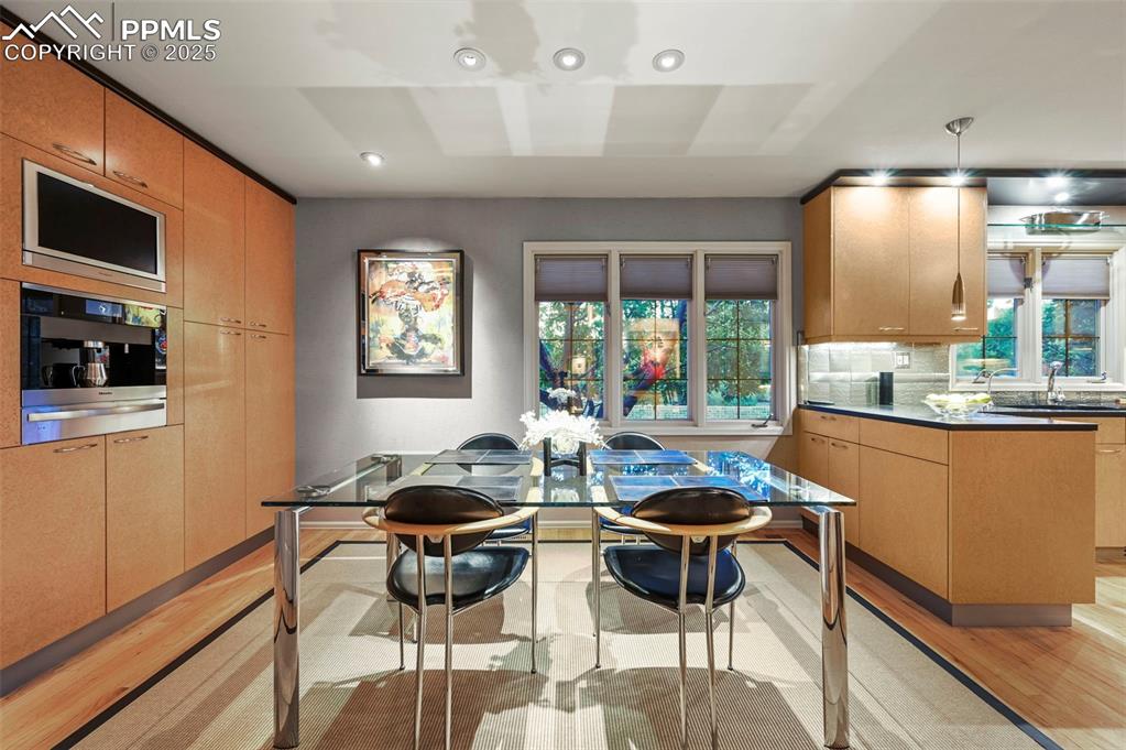 Image 29 of 50: Dining Area