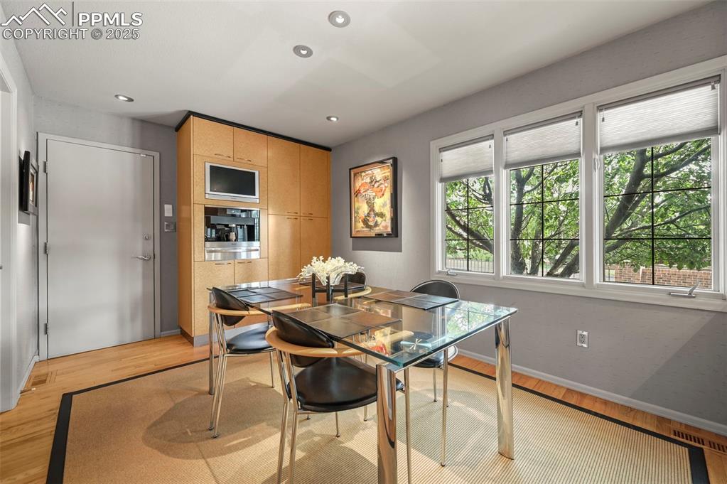 Image 30 of 50: Dining Area