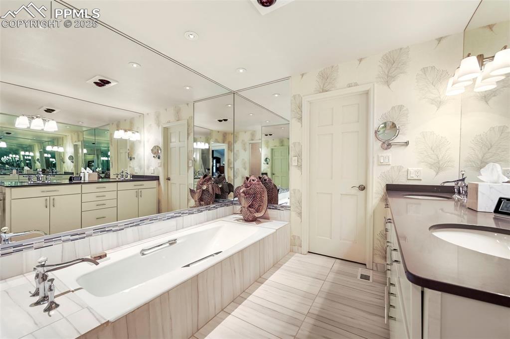 Image 34 of 50: Bathroom