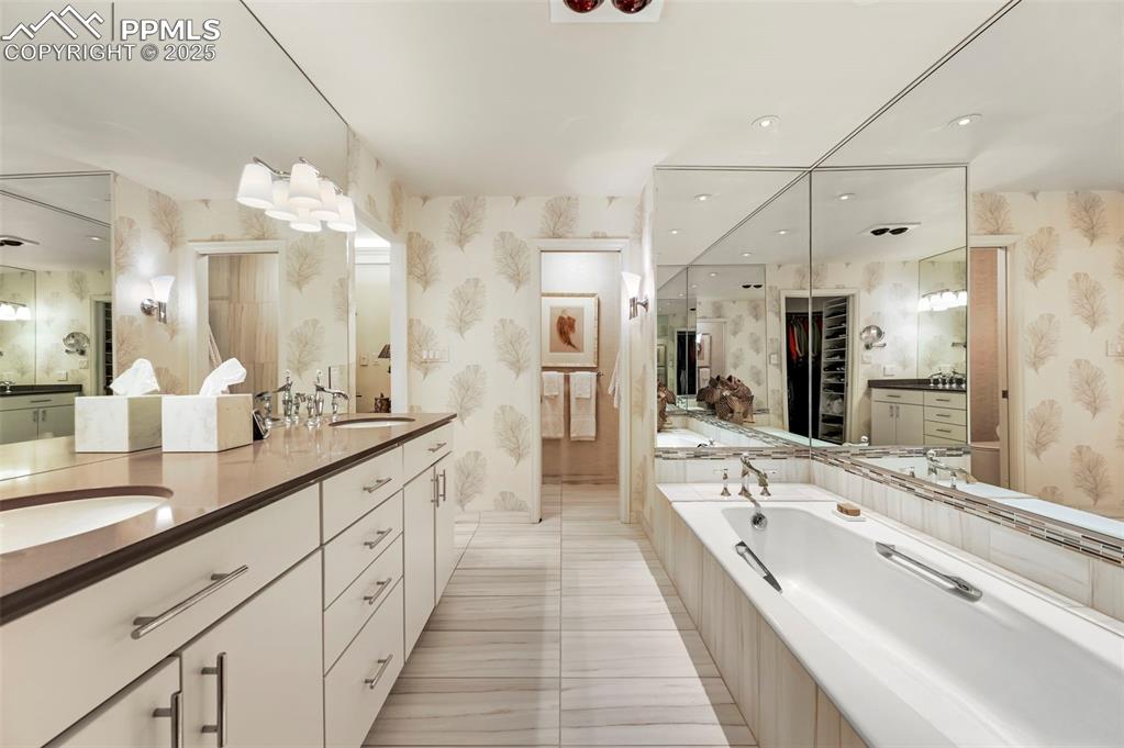 Image 35 of 50: Bathroom