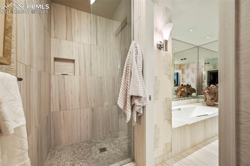 Image 36 of 50: Bathroom