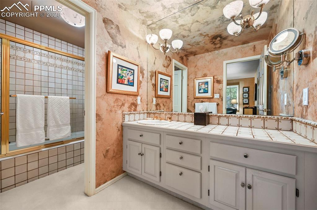 Image 39 of 50: Bathroom