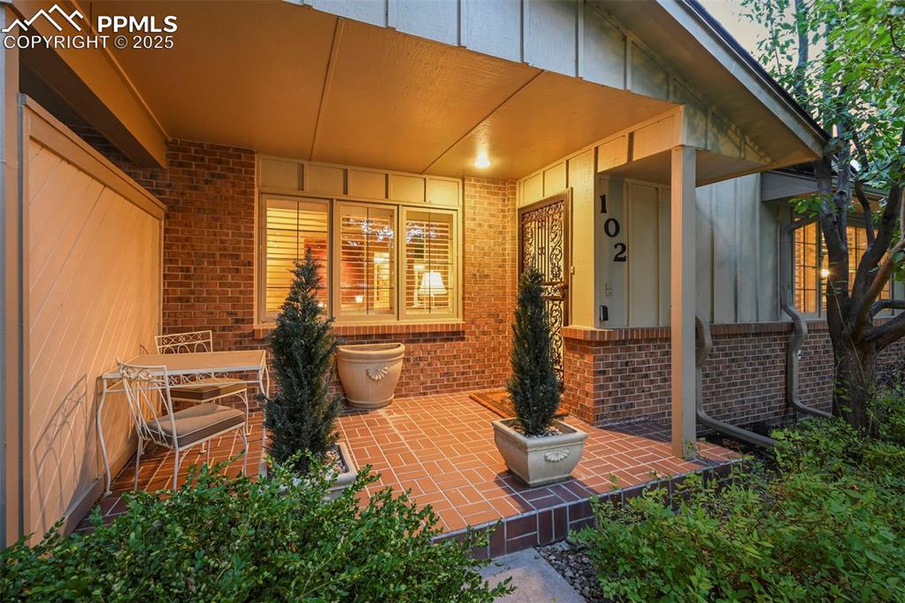 Image 4 of 50: Patio