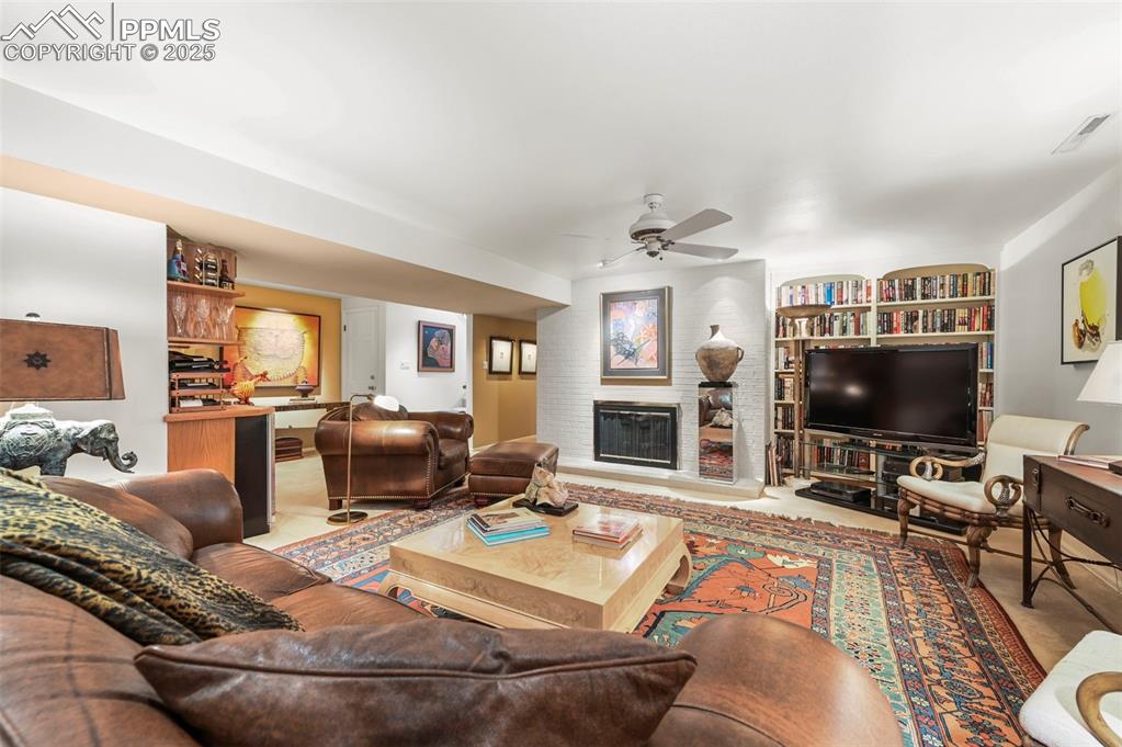 Image 43 of 50: Living Room