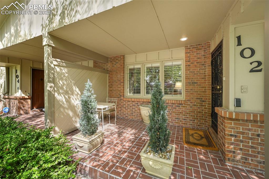 Image 5 of 50: Patio