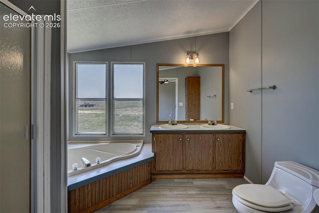Image 20 of 46: Bathroom