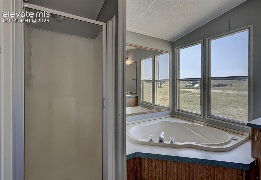 Image 21 of 46: Bathroom