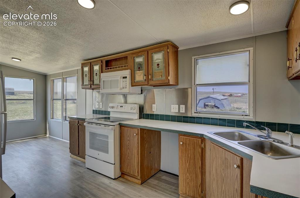 Image 5 of 46: Kitchen