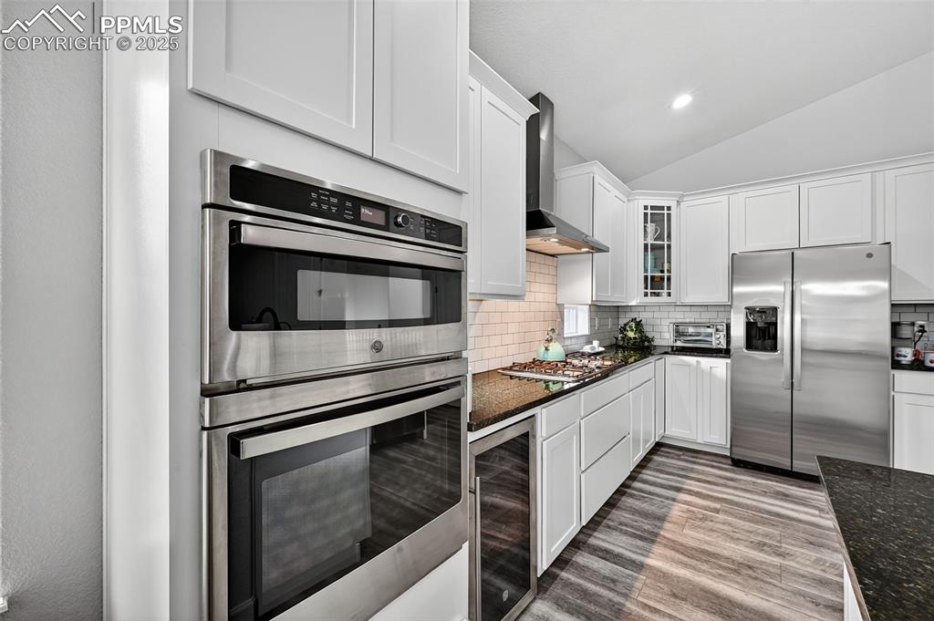Image 10 of 38: Kitchen