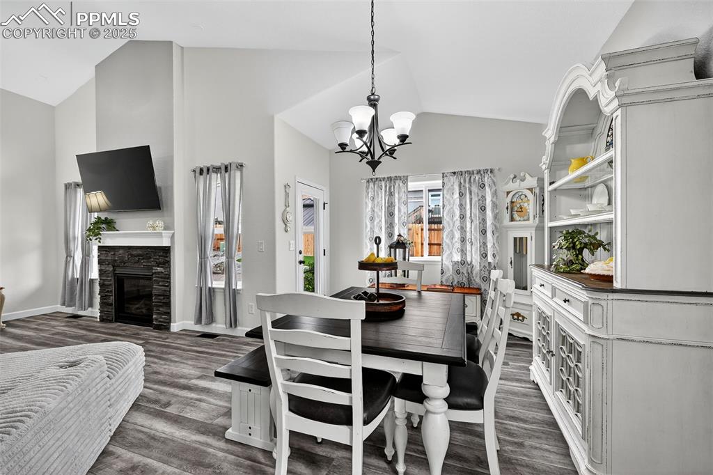 Image 13 of 38: Dining Area