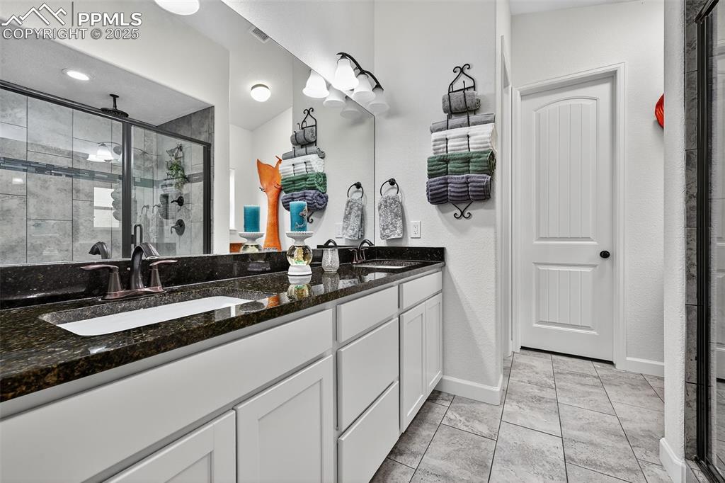 Image 16 of 38: Bathroom