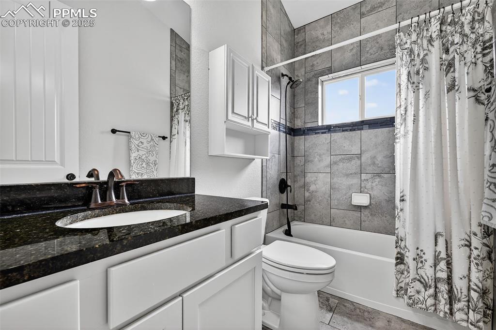 Image 19 of 38: Bathroom